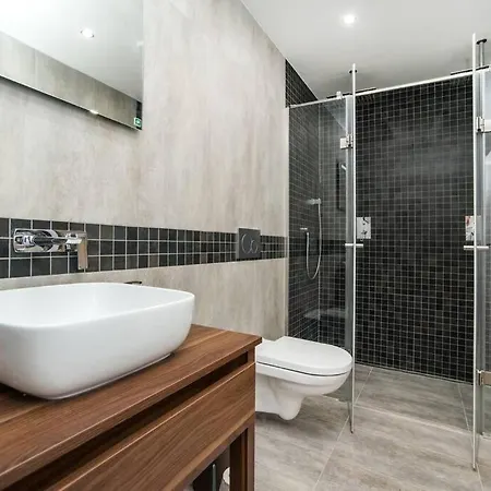 Old Town 1 Bedroom Oasis With Ac And Double Shower *